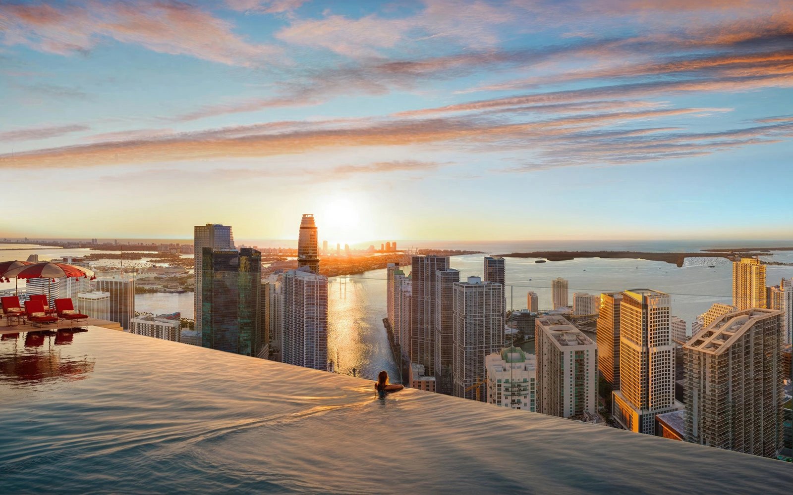 Faena Residences Miami — piscina infinita del rooftop con vista al skyline de Miami